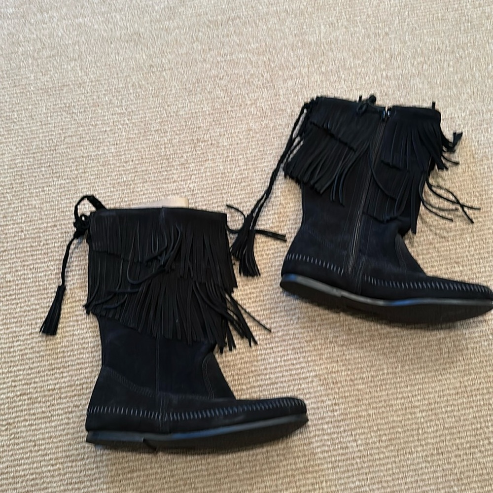 Minnetonka boot black size 8